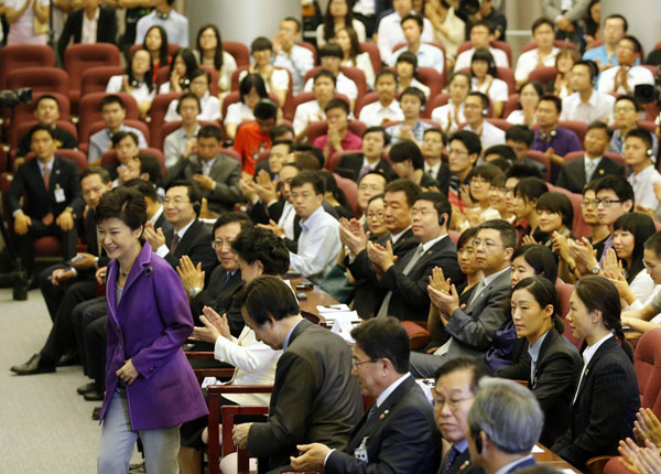 Park delivers speech at Tsinghua University