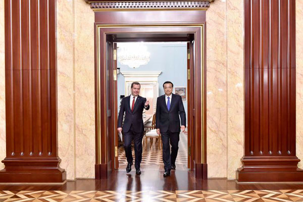 Premier Li Keqiang meets with Dmitry Medvedev in Moscow