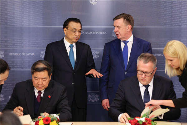 Premier Li holds talks with Latvian PM