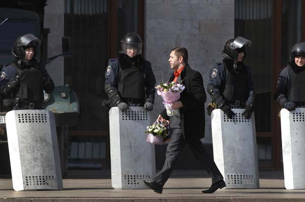 Crimea welcome, Moscow signals