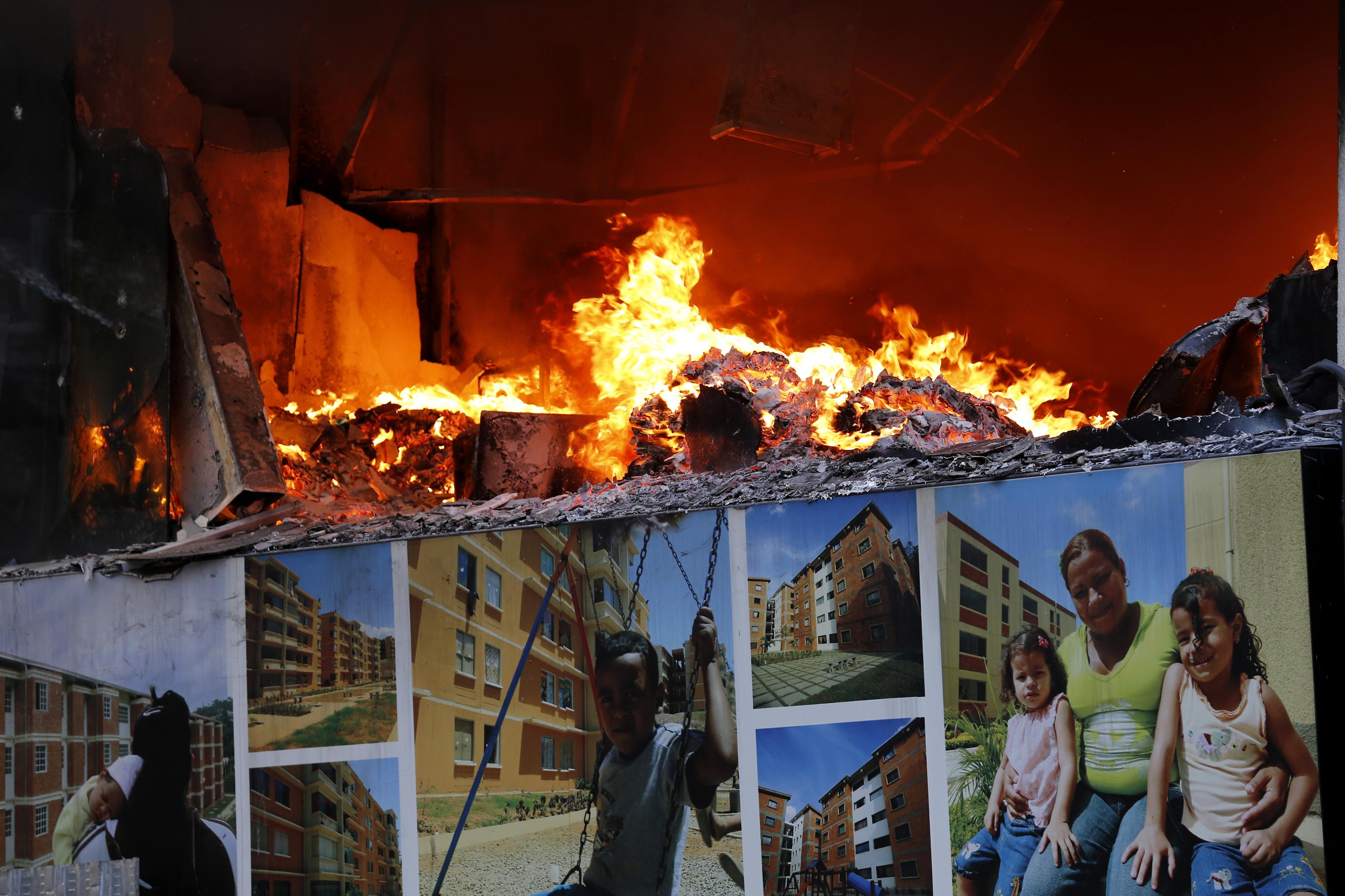 Venezuelan anti-govt protesters set fire in rally