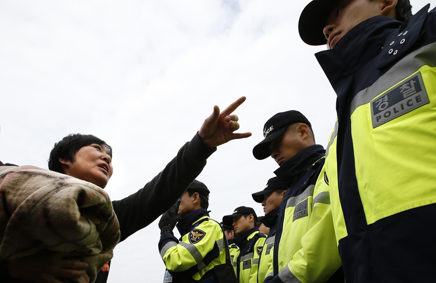 Angry relatives clash with S.Korea police