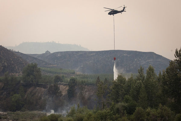 Washington state wildfire destroys 100 homes, hundreds evacuate