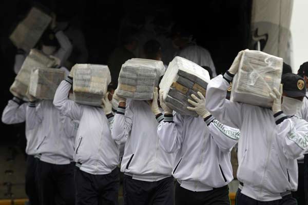 Peru police display record 7.7-ton cocaine haul