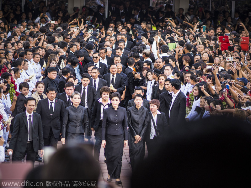 Yingluck attends Red Shirt leader's cremation