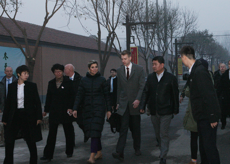 Dutch royal visits noodle restaurant in Beijing village