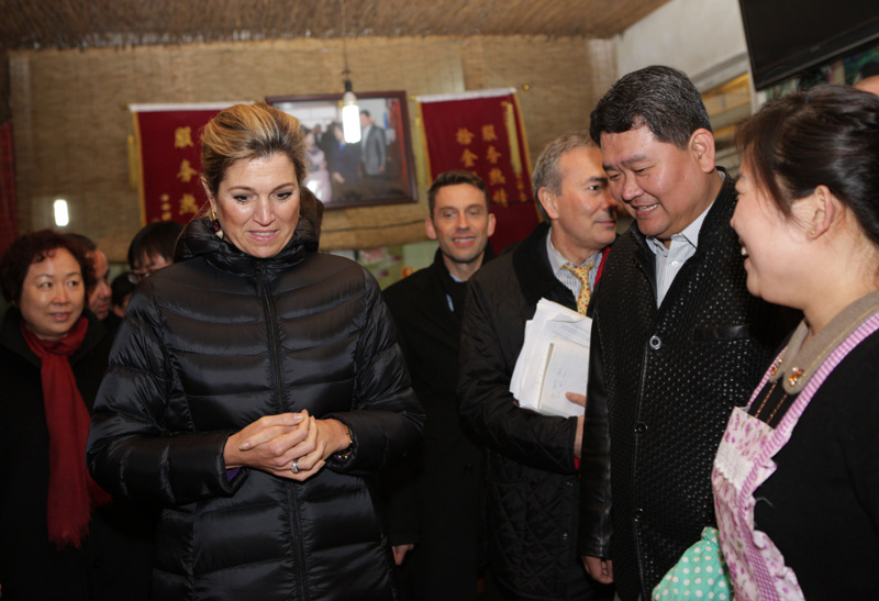 Dutch royal visits noodle restaurant in Beijing village