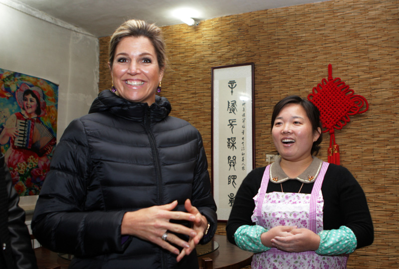 Dutch royal visits noodle restaurant in Beijing village