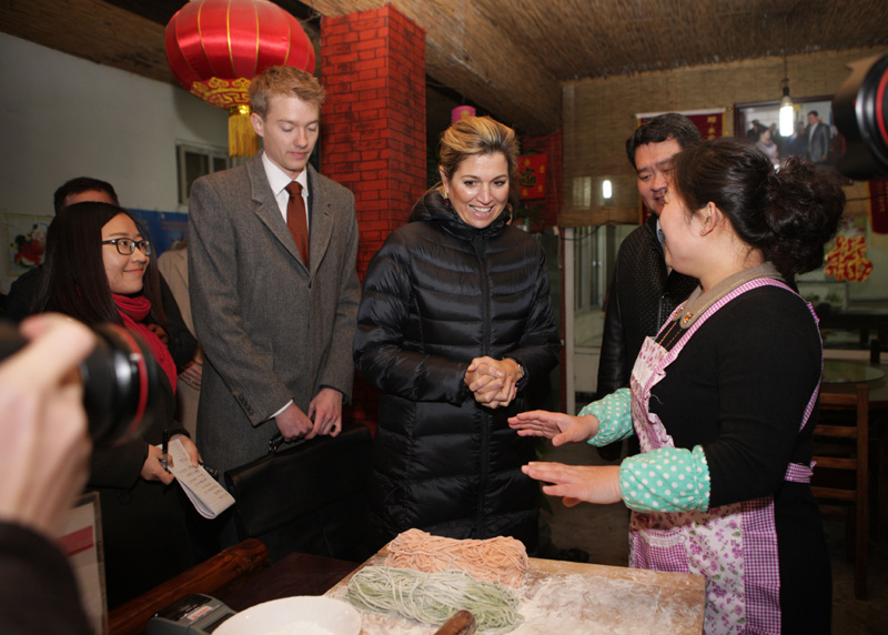 Dutch royal visits noodle restaurant in Beijing village