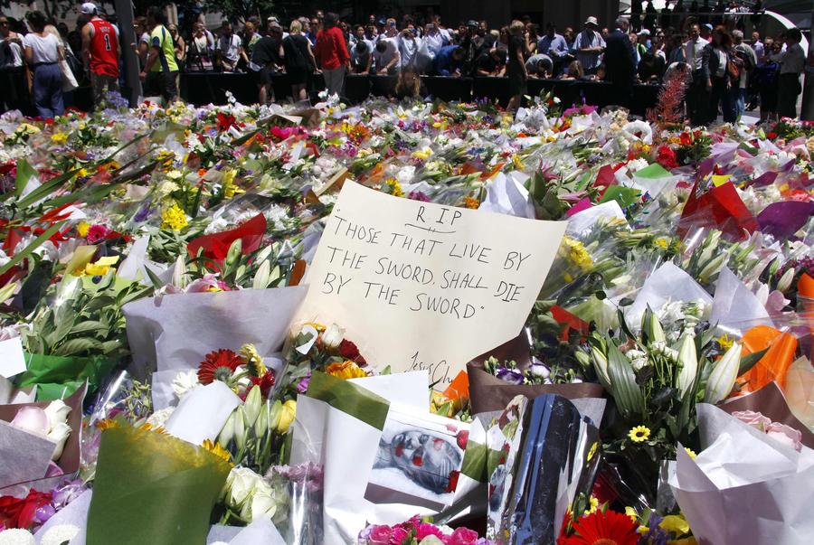 People pay floral tributes to Sydney siege victims