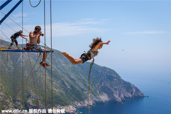 Daredevil ropejumpers leap 200 meters off cliff