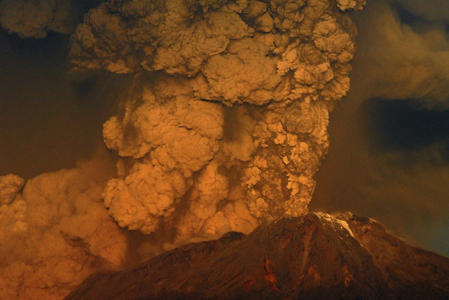 Flights cancelled as ash cloud pours from Chile volcano