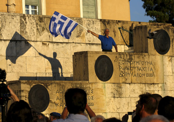 Greeks demonstrate in favor of eurozone