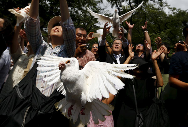 Japanese emperor expresses 'deep remorse' at WWII memorial service