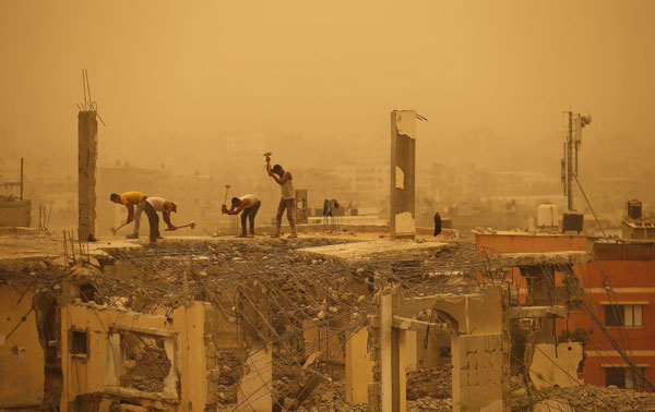 Unseasonal sandstorm sweeps across Mideast