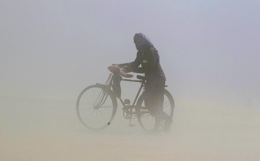 Dust storm shrouds Allahabad, India