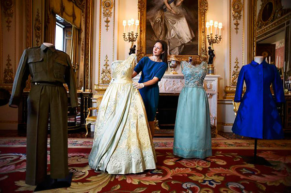 Display of queen's wardrobe includes outfit she wore at Great Wall in 1986