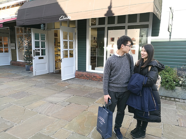 Spring Festival bargain hunters flock to Bicester