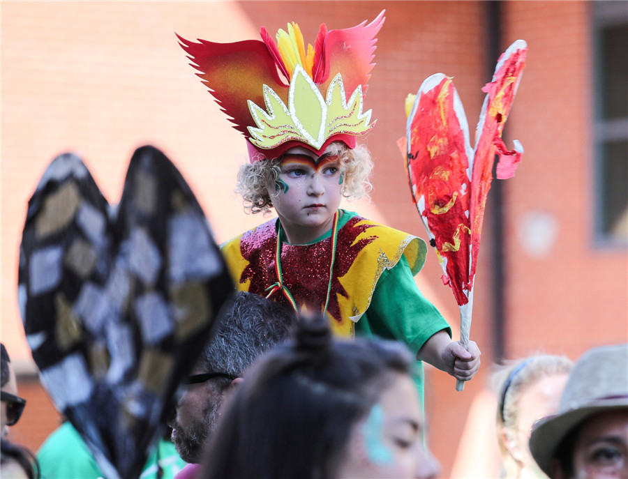 Thousands of revelers enjoy colorful Notting Hill Carnival