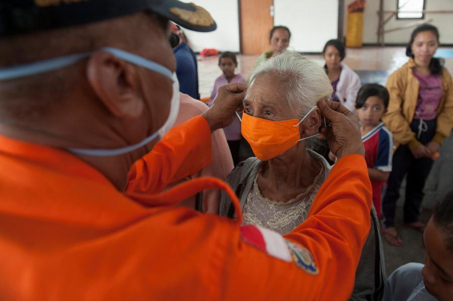 Indonesia raises alert to highest level 4 on Bali volcano