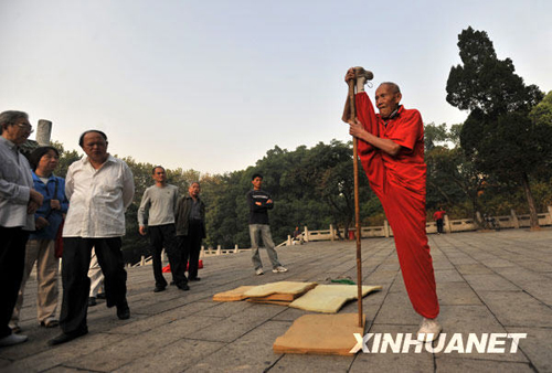 武漢九旬老人亮絕活